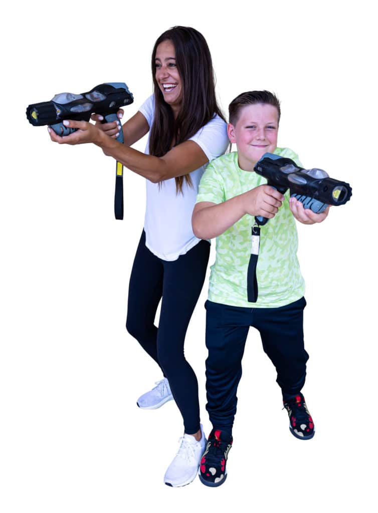 photo duo femme enfant qui joue au laser game