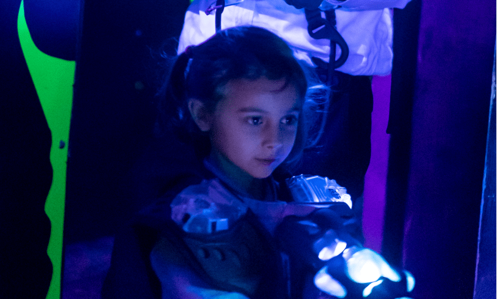 photo d'une petite fille qui joue au laser game